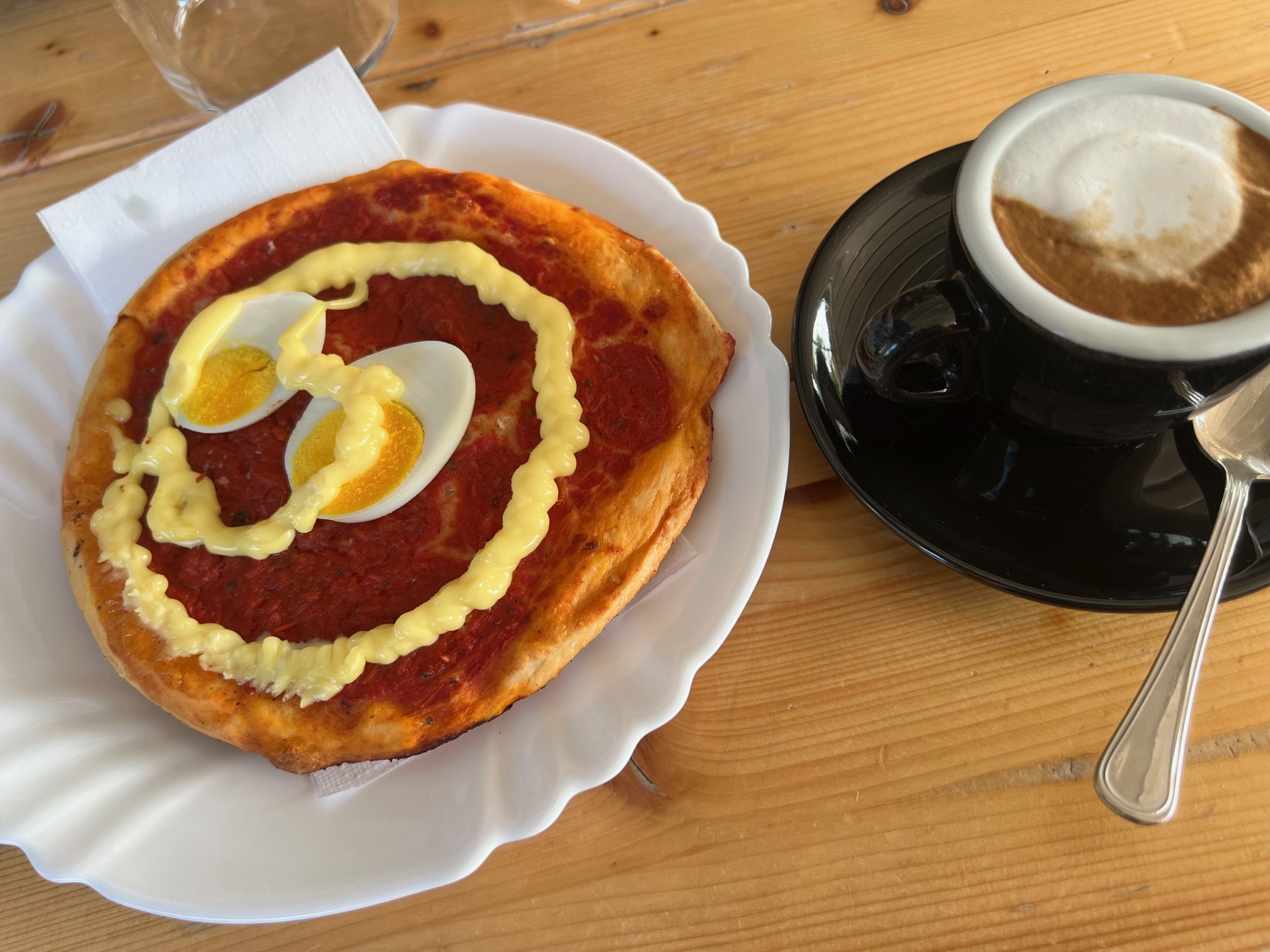 Pizza Rossini con cappuccino